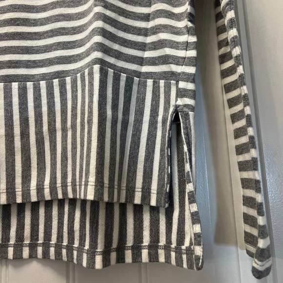 Abercrombie & Fitch Women’s Hi-Low Striped Long Sleeve Top Size XS Gray Cream - Picture 3 of 5